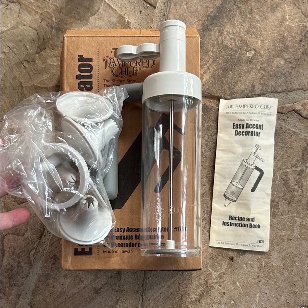 The Pampered Chef Easy Accent Decorator with Six Tips;New in Original Packaging - Picture 2 of 16